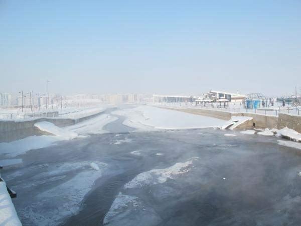 <p>GÖLE EKSİ 30.3<br />
<br />
Kar yağışının etkisini kaybettiği Ardahan da Sibirya soğuklarının etkisi altına girdi. Yapılan ölçümlere göre, ilde en soğuk yerleşim birimi, sıfırın altında 30.3 derece ile Göle ilçesi oldu. Termometreler, Çıldır'da eksi 25.8, Hanak'ta eksi 23.6, Damal'da eksi 22.5, Posof'ta eksi 15.4 dereceyi gösterdi. Ardahan kent merkezinde ölçülen en düşük sıcaklık ise sıfırın altında 23.7 derece oldu. Soğuk havanın etkisiyle birlikte Ardahan kent merkezinden geçerek Gürcistan ve Azerbaycan üzerinden Hazar Denizi'ne dökülen Kura Nehri'nin yüzeyi de yeniden buzla kaplandı.</p>
