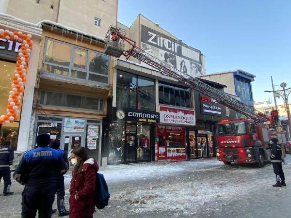 <p>Ağrı Belediye Başkanı Savcı Sayan, "İlimizde 4 gün boyunca aralıksız olarak kar yağışı gerçekleşti. Bunun akabinde hava ısısının geceleri don seviyelerine düşmesi sonucu buzlanma meydana geldi. Yayalarımızın yoğun olarak kullanmış olduğu cadde ve sokaklarımızda bulunan yüksek katlı binaların çatılarında oluşan buz sarkıtlarını oluşabilecek bir kazaya mahal vermemek adına itfaiye müdürlüğümüze bağlı ekibimizle çalışma gerçekleştirdik. Vatandaşlarımızın can sağlığı her şeyden önemlidir" diye konuştu.</p>

<p> </p>
