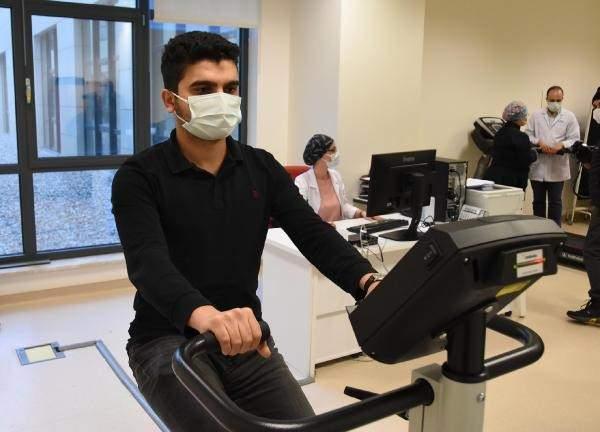 <p>Araştırmamın sonucunda Eskişehir'de kovid izleme merkezinin olduğunu gördüm. Ardından buraya telefon açtım, telefonda çok güzel ilgilendiler. Öyle olması sebebi ile ben de Ankara'dan kalkıp Eskişehir'e geldim. Burada tedavi olmak istiyorum çünkü şikayetlerim oldukça fazla. Kovid sonrası kalp çarpıntısı, uykusuzluk, ağrılarımın dinmemesi özellikle bel ağrılarım oldu. Aynı zamanda konsantre olmakta zorluklar çekiyorum. Bir takım şeyleri daha fazla unutur oldum. Kulaklarımda ve gözlerimde bir hassasiyet hissediyorum ki bu benim mesleğimde oldukça önemli. Hiçbir şeyi şansa bırakmak istemiyorum" dedi.</p>