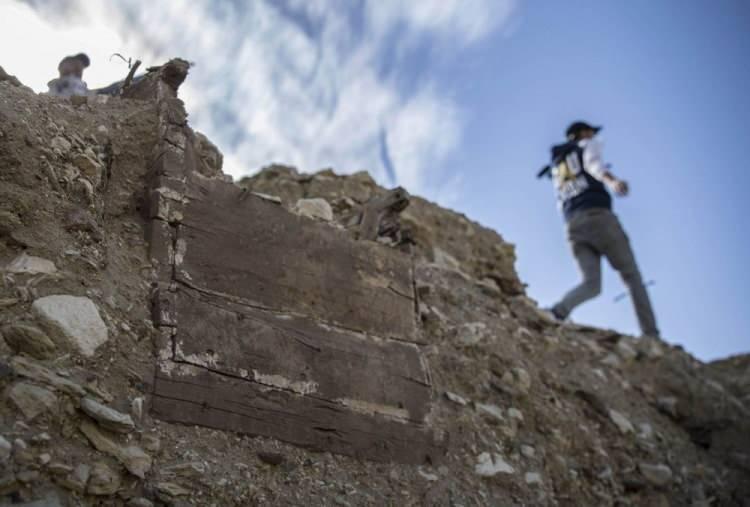 <p>Milattan önce 16. ve 11. yüzyıllar arasında hüküm süren Yeni Krallık dönemine (M.Ö. 1550-1069) tarihlenen ahşap lahitlerin, 10 ile 12 metre derinliğe sahip 52 gömü kuyusunda bulunduğu açıklandı.</p>
