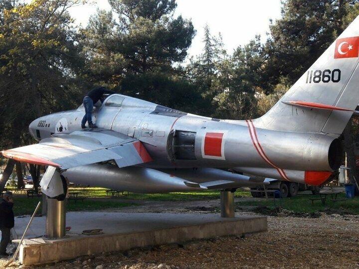 <p>Bu uçak Bursa Uludağ Üniversitesine hediye edildi. Burada uzun yıllar kalan uçak bakımsızlıktan hurda haline geldi. Bursa’da hobi olarak modelcilik işi yapan 40 meraklı, modelcilikte kendilerini geliştirerek savaş uçağı restore etmeyi de öğrendi.</p>
