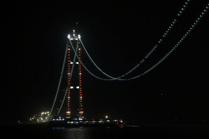 <p>Cumhurbaşkanı Recep Tayyip Erdoğan'ın, 18 Mart 2017 tarihinde temelini attığı 1915 &Ccedil;anakkale K&ouml;pr&uuml;s&uuml;, tamamlandığında &Ccedil;anakkale Boğazı&rsquo;nda Avrupa ile Asya kıtalarını ilk kez birbirine bağlayacak. &Ccedil;anakkale K&ouml;pr&uuml;s&uuml;'nde gece g&uuml;nd&uuml;z aralıksız devam eden &ccedil;alışmalar hızlı bir şekilde ilerliyor.</p>
