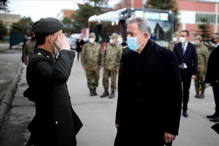 <p>ÇOK DAHA İLERİ GİDECEĞİZ</p>

<p>Geçmişte parası verildiği halde bir insansız hava aracının motorunun revizyonunun dahi yaptırılamadığı dönemlerin olduğunu hatırlatan Bakan Akar, "Şimdi çok şükür biz SİHA, İHA, zırhlı araç, silah, mühimmat ihraç ediyoruz" dedi.  Savunma sanayide ihracatın önemine değinen Bakan Akar, şunları söyledi:</p>
