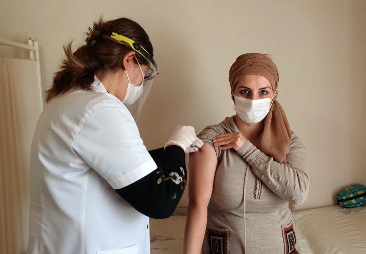 <p><span style="color:rgb(178, 34, 34)"><strong>90 YAŞ VE &Uuml;ZERİNE EVDE AŞI YAPILACAK</strong></span></p>

<p>Bakan Koca ayrıca, 90 yaş ve &uuml;zerindeki vatandaşların da bug&uuml;nden itibaren alışanmaya başlanacağını a&ccedil;ıklamıştı. Bu kişilerin evlerinde aşılanması organize edilecek.</p>

<p>Bakan Koca, 90 yaşındaki bireylerin de aşılanmasının hafta sonuna kadar tamamlanmasını il sağlık m&uuml;d&uuml;rlerine iletti.</p>
