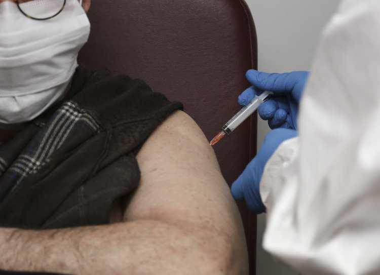 <p><span style="color:rgb(178, 34, 34)"><strong>AŞILAMADA 1 MİLYONA YAKLAŞILIYOR</strong></span></p>

<p>T&uuml;m hızıyla devam eden aşılama s&uuml;recinde 833 bini aşkın sağlık &ccedil;alışanı aşı oldu. Yakında 1 milyona ulaşacak aşılama 28 g&uuml;nde iki doz halinde yapılıyor.</p>
