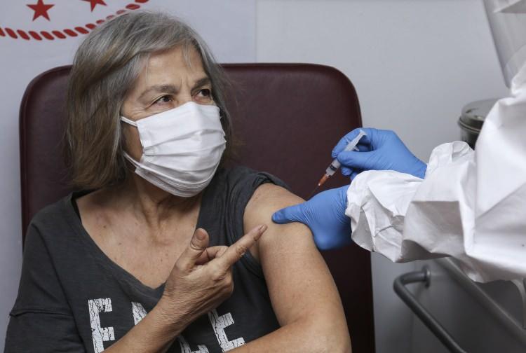 <p><span style="color:rgb(178, 34, 34)"><strong>AŞIDA &Ouml;NCELİKLİ GRUPLAR</strong></span></p>

<p>Aşılar yaş, kronik rahatsızlık ve &ccedil;alışılan sekt&ouml;re g&ouml;re 4 aşamada uygulanacak.<br />
&Ouml;nce sağlık &ccedil;alışanları ve 65 yaş &uuml;st&uuml;ndekiler, ardından riskli ve kritik işlerde &ccedil;alışanlar aşılanacak. Sonra kronik hastalardan başlanarak 18 yaşından b&uuml;y&uuml;k herkes aşılanacak.</p>
