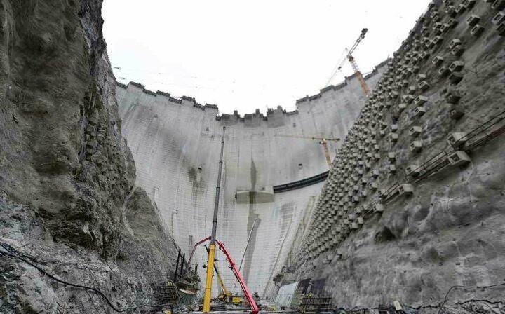 <p>275 metre gövde yüksekliği ile Türkiye'nin en yüksek, dünyanın ise 'çift eğrilikli ince kemer baraj tipi' kategorisinde 3'üncü en yüksek barajı olacak Yusufeli Barajı'nda, 558 megavat kurulu güce sahip santral ile 2,5 milyon insanın elektrik ihtiyacı karşılanabilecek.</p>
