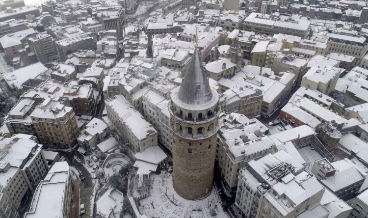 <p>İstanbul'da erken saatlerde başlayan kar yağışı Eminönü ve Kız Kulesi çevresinde kartpostallık manzaralar oluşturdu.</p>
