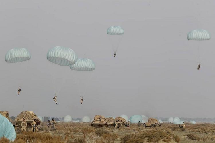 <p>İran Ordusu, ülkenin güneydoğusunda yer alan Umman Denizi kıyısındaki Mekran sahilinde askeri tatbikat başlattı.</p>
