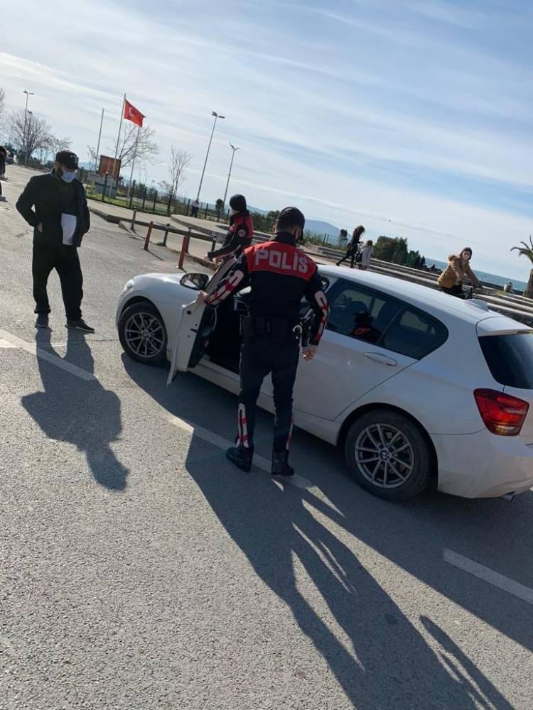 <p>Özel harekat polislerini de destek verdiği denetimde semtin giriş ve çıkışlarını kapatarak arama noktaları oluşturan polis ekipleri, durdukları araçları didik didik aradı. </p>