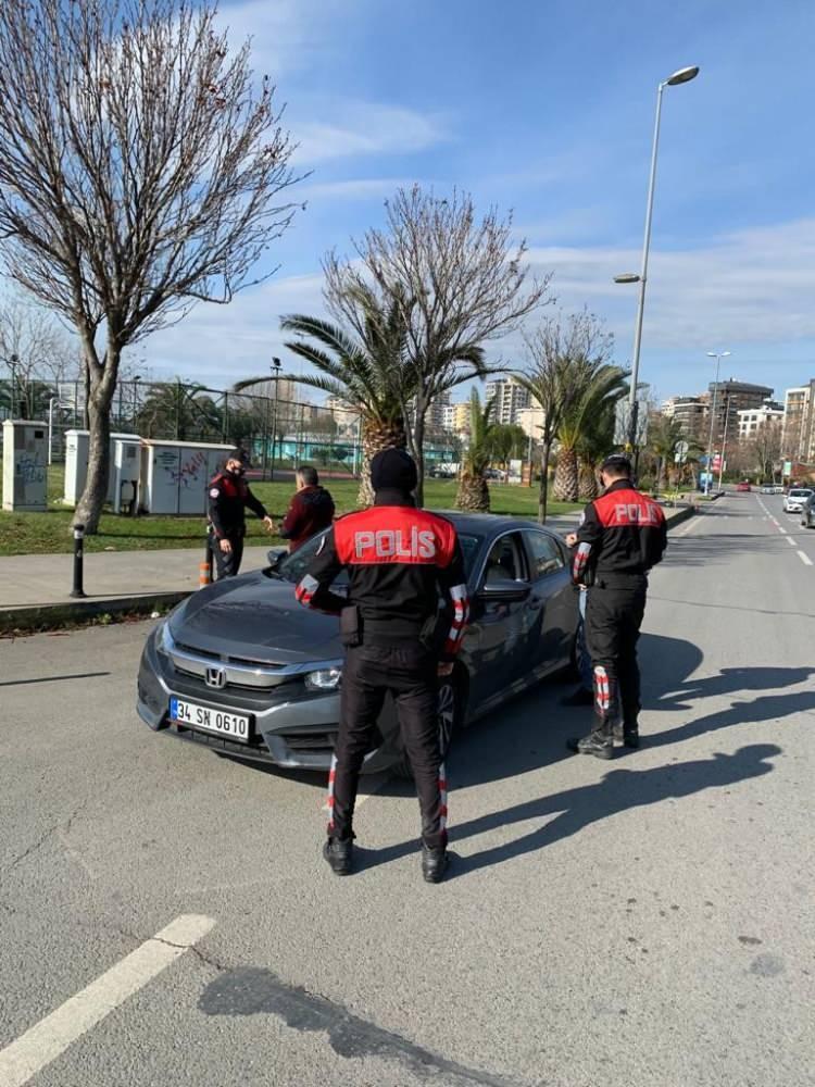<p>Vatandaşların üst aramasının yapıldığı denetimde Genel Bilgi Toplaması (GBT) da sorgulandı. Polisin otomatik silahlarla nöbet tuttuğu uygulamada konuşlandırılan özel harekat polisleri de kuş uçurtmadı.</p>