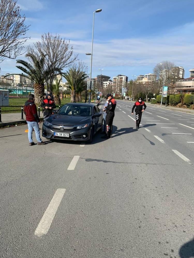 <p>Küçükçekmece ilçesinde çalındığı öğrenilen terk edilmiş iki otomobilin de bulunduğu uygulamalarda “bonzai” diye tabir edilen sentetik uyuşturucu madde de ele geçirildi. </p>
