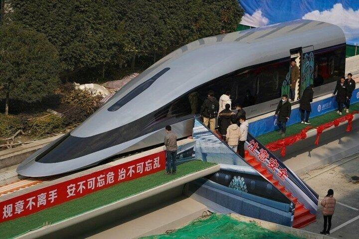 <p>Yeni tip maglev treni Siçuan eyaletinin Chengdu kentinde halka tanıtıldı.</p>
