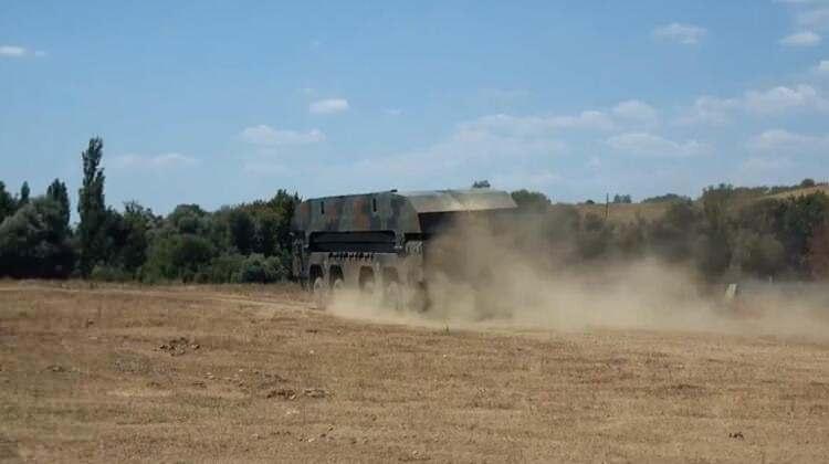 <p>Türk savunma sanayisinin ilk özgün tasarım ve geliştirme projesi olan, "transformer" benzetmeleri yapılan Samur Seyyar Yüzücü Hücum Köprüsü, ikili nakliye takımı ile AYS70T ağırlık sınıfı, ALTAY tankını sığ derinliklerde dahi taşıyarak kullanıcının güvenini pekiştirdi.</p>
