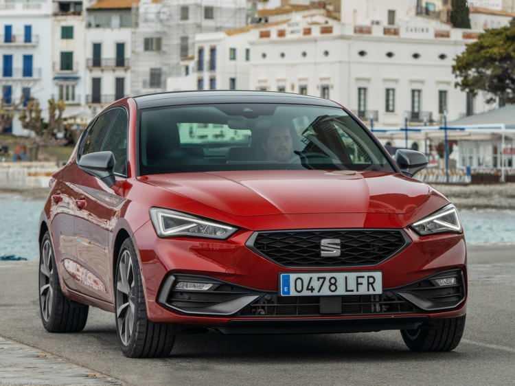 <p><span style="color:#B22222"><strong>YENİ HAFİF-HİBRİT TEKNOLOJİLİ MOTORLAR</strong></span></p>
<p>Yeni Leon’da benzinli motorların tamamı turboşarjlı TSI motor seçeneklerinden oluşuyor. 1.0 litre motor seçeneklerinde 110 hp düz vites ve 7 ileri DSG otomatik vites seçenekleri bulunuyor. 1.5 litre benzinli motorlar ise 130 hp düz vites ve 150 hp 7 ileri DSG otomatik vites seçeneğiyle sunuluyor.</p>
