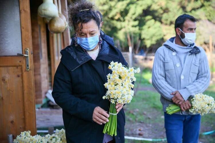 <p>"Şu anda demetleri 25'er liraya veriyoruz. Bu demetleri de İzmir'e şehre giden arkadaşlar gönüllü olarak götürüyor adreslere taşıyor. Çok güzel bir dayanışma oldu.</p>
