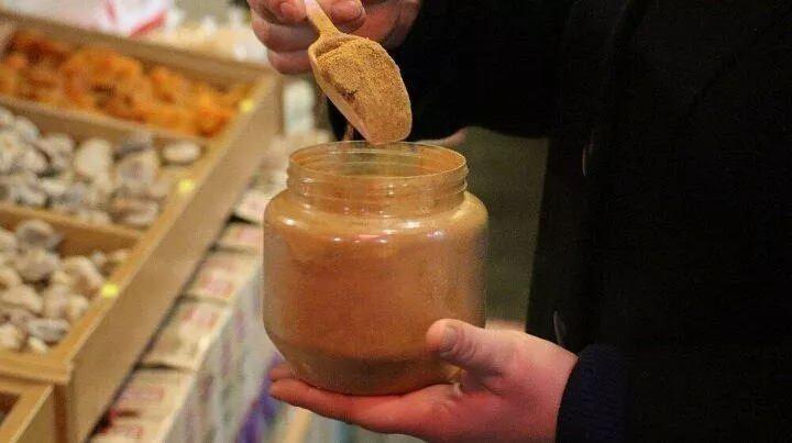 <p>Koronavir&uuml;sle beraber bitkisel &uuml;r&uuml;n satışlarının da arttığına değinen bir diğer aktar Zuhal Korlar, "Ebeg&uuml;meci, ada&ccedil;ayı, ıhlamur, zeytin yaprağı, karanfil, tar&ccedil;ın gibi &uuml;r&uuml;nler daha &ccedil;ok satılıyor. Ge&ccedil;tiğimiz yıllarda da satışlarımız vardı ama korona satışlarımızı etkiledi, daha fazla satış oldu. &Uuml;r&uuml;nlerin antiviral, anti bakteriyel &ouml;zellikleri var. O y&uuml;zden faydası oluyor, kullananlar da memnun. İnsanlar bitkisel &uuml;r&uuml;nleri kullansınlar. Tar&ccedil;ın, kekik, karanfil, ada&ccedil;ayı, ebeg&uuml;meci bunları kullanabilirler bu g&uuml;nlerde daha yoğun olarak. &Ouml;rneğin dağ kekiğinin satışları ikiye katladı, rağbet fazla" dedi.</p>
