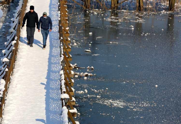 <p>Sahip olduğu zengin bitki örtüsü ve su kaynaklarıyla göçmen kuşların göç yolu üzerinde bulunan önemli ve ender yerlerden biri olan gölü ziyaret eden vatandaşlar, göl çevresinde yürüyüş yaparak ve fotoğraf çekerek kartpostallık görüntülerin tadını çıkarıyor.</p>