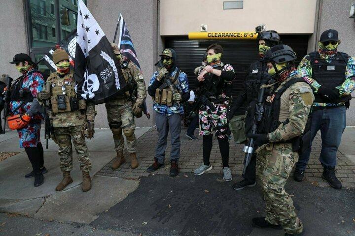 <p>ABD'nin Virginia eyaletinde silahlı gruplar, Lobi G&uuml;n&uuml; nedeniyle sokaklarda 'tam te&ccedil;hizat' y&uuml;r&uuml;y&uuml;ş d&uuml;zenledi.</p>
