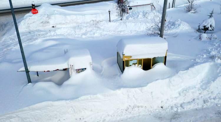 <p><strong>Muş</strong>’ta özellikle yüksek kesimlerde etkili olan kar yağışı nedeniyle dağ köylerindeki tek katlı evler kara gömüldü.</p>
