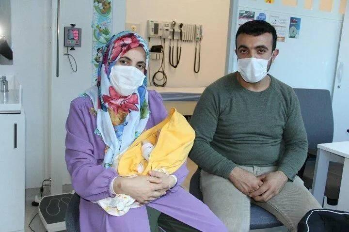 <p>&ldquo;Sağlıklı ve mutluyuz&rdquo;<br />
<br />
Uzun yol şof&ouml;r&uuml; 28 yaşındaki baba Hakan İltaş da duygularını şu c&uuml;mlelerle anlattı: &ldquo;Anlatılması imkansız ama ister istemez insanın i&ccedil;inde bir kırgınlık oluyor, d&uuml;ş&uuml;nceler oluyor. Bunu umutsuz olarak g&ouml;rmesinler. &Ccedil;aresiz hi&ccedil;bir şey yoktur. Doğru doktoru bulup, doğru yerde tedavi ettirsinler. Ben bebeğimizi o halde g&ouml;rd&uuml;m. Hemşirelerimiz zaten &uuml;st&uuml;ndeki zar kurumasın diye &ccedil;aba g&ouml;sterdiler. Kendilerine &ccedil;ok teşekk&uuml;r ediyorum. Doktorumuz da gereken cerrahi operasyonu yaptı. Şu an sağlıklı ve mutluyuz.&rdquo;</p>
