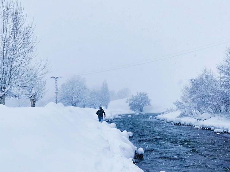 <p>Uluslararası sözleşmelerle korunan park, kar yağışının ardından ayrı bir güzelliğe büründü. Ovacık ilçesine 15 kilometre uzaklıkta bulunan Ziyaret köyünde kırk gözeden çıkan ve onlarca derenin suyuyla beslenen Munzur Çayı, kar yağışının ardından beyaza bürünen dağların ve meşe ağaçlarının arasından akarken kartpostallık görüntüler oluşturdu. Milli parka gelen doğa tutkunları yürüyüş yapıp, kar manzarasını izleyerek fotoğraf çekti.</p>
