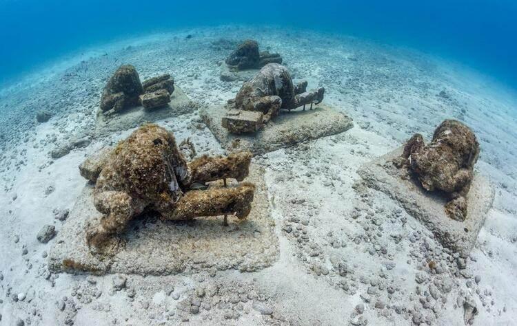 <p>Sualtı Heykel Parkı - Meksika </p>
<p>İnsan yapısı olsa bile görenleri heyecanlandıran bu heykeller, Cancun’da muhteşem bir dalış keyfi yaşatıyor. Bu devasa heykelleri görmek için dünyanın her yerinden Cancun’a turist akın ediyor. Daha önce görmediğiniz balıkları da göreceğiniz bu dalış deneyimine bayılacak, bir kez daha isteyeceksiniz. Dalgıçların yanı sıra şnorkelli ziyaretçilerin de bu keyfi sonuna kadar yaşadığını görebilirsiniz. Heykellerin arasında süzülürken muhteşem fotoğraflarınızı çektirip bu anları ölümsüzleştirebilirsiniz.</p>