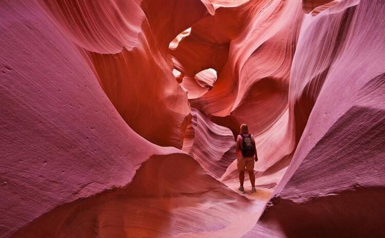 <p>Antilop Kanyonu – Arizona </p>
<p>Böyle bir harikanın doğa yapısı olduğuna inanmakta zorlanabilirsiniz. Yerin 37 metre altında bulunan bu kanyon, özelikle fotoğraf severlerin mutlaka gidip görmesi gereken bir yer. Erozyon ve rüzgarla bugünkü halini alan kanyonun eşi ve benzeri yok. Gölgenin yapısının tehlikeli olmasından kaynaklı sadece rehberler ile gezebilir ve fotoğraf turlarına katılabilirsiniz.</p>
