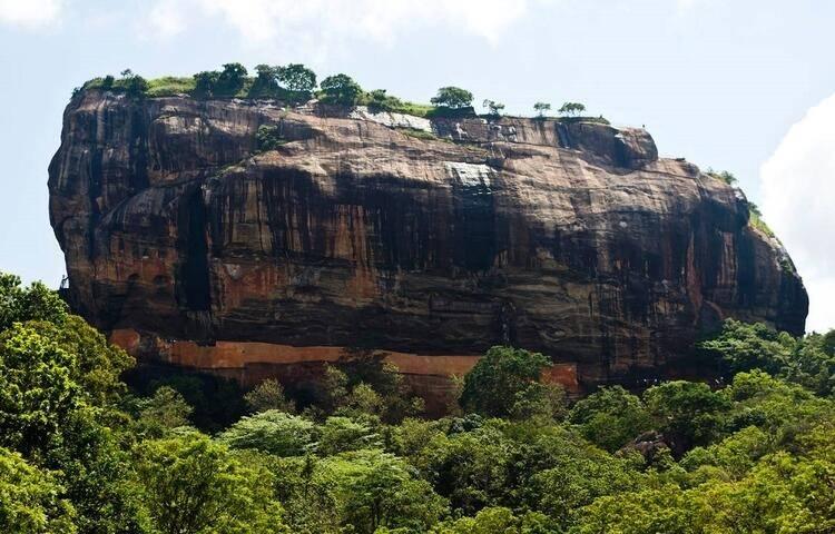 <p>Sigiriya Kalesi - Sri Lanka </p>
<p>Dünya üzerinde görebileceğiniz en görkemli yapılardan biri olan Sigiriya Kalesi, devasa bir kaya üzerine kurulmuş. Kaleye ulaşabilmek ise epey zahmetli. Yaklaşık 1200 basamak merdiven çıkıp asma köprülerden geçtikten sonra nihayet kaleye ulaşabiliyorsunuz.</p>