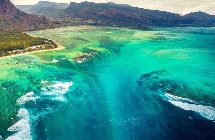 <p>Su altı Şelalesi - Mauritius </p>
<p>Hint Okyanusu’nda yer alan Mauritius büyüleyici bir doğa olayına ev sahipliği yapıyor.</p>