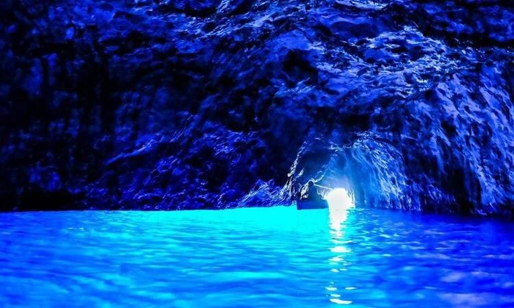 <p>Blue Grotto - İtalya </p>
<p>Mağaralar hemen herkes için merak konusudur. İtalya’da ise öyle bir mağara var ki görenleri kendine hayran bırakıyor. İçerisindeki masmavi sudan dolayı ziyaretçiler burayı büyülü olarak tasvir ediyor. İçerisine giren ışık deniz suyunu yansıtıyor ve cidden mağarayı görülmeye değer hale getiriyor.</p>