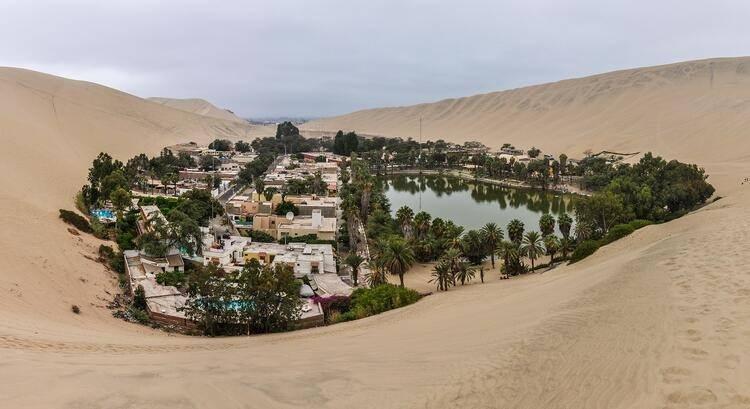 <p>Huacachina - Peru Çölü </p>
<p>Lima’nın güneyinde bulunan Huacachina, çölün ortasında muhteşem gölü ile maceracı ruhlar için mükemmel bir yer. Adeta normal bir gölü andıran vaha, kum sörfü yapmak için oldukça ideal bir zemin. Çölün ortasında nefesinizi tutmaya hazır olun.</p>