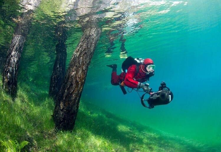 <p>Gruener See / Avusturya </p>
<p>Avusturya Trogoess'de bulunan Yeşil Göl (Green Lake) her sene sıra dışı bir olaya ev sahipliği yapıyor. Tepesi karlarla kaplı Hochschwab dağlarının eteklerinde bulunan bu bölge, kışın yürüyüş yapıp vakit geçirebileceğiniz bir park. Yazın ise, buzulların erimesiyle bu alan doluyor ve göl haline geliyor.</p>