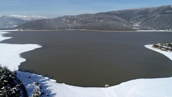 <p>1933 yılında Mustafa Kemal Atat&uuml;rk tarafından tarım arazilerinin sulanması i&ccedil;in Bursa'nın Kestel il&ccedil;esine yaptırılan G&ouml;lbaşı Barajı&rsquo;nın su seviyesi, kuraklık nedeniyle ge&ccedil;en aralık ayında y&uuml;zde 90 azaldı.</p>
