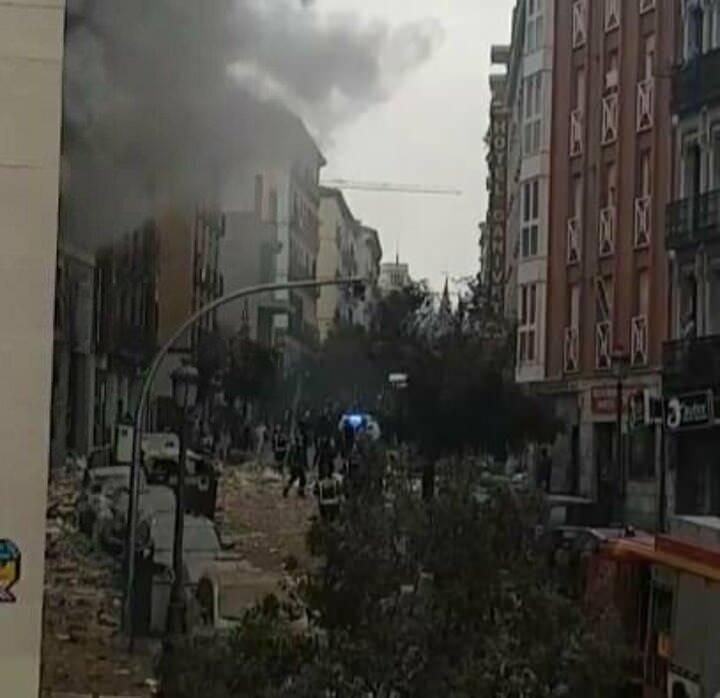 <p>Sosyal medyada yer alan görüntülere göre, patlamanın etkisiyle binanın üst katlarında büyük hasar oluştu.</p>
