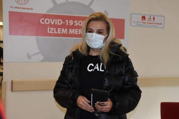<p><strong>'EN YAYGIN ŞİKAYET EKLEM AĞRISI VE HALSİZLİK' </strong></p>
<p>Merkezde yapılan incelemelerde koronavirüsü yenmiş kişilerde halen eklem ağrısı ve halsizlik gibi şikayetin devam ettiğini anlatan Dr. Bildirici, "Genelde çok yaygın olan gezici eklem ağrıları, genel bir halsizlik ve yorgunluk semptomunu hastalarımızın çok önemli bir kısmı tarif ediyor. Diğer taraftan, yoğun bakıma girmeyip serviste yatan hastalarımızın da yüzde 20’sinde, yoğun bakımda yatan hastalarımızın da yüzde 10’unda bir solunum güçlüğü şikayetine rastlıyoruz. İlginç bir şey daha var, özellikle ileri yaş grubunda her 4- 5 hastada bir genelde uyku bozuklukları, dalgınlık ve unutkanlık gibi nörolojik semptomlara da denk gelebiliyoruz. Biz gelen bu 500 hastayla, merkezle ilgili düşünceleri ve merkezden memnunlar mı diye bir anket çalışması yaptık. Yaklaşık yüzde 90’nun üzerinde bir memnuniyet gördük. </p>