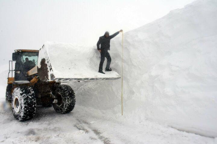 <p>İl Özel İdaresine bağlı "kar kaplanları" olarak adlandırılan ekipler, kar kalınlığın yer yer 5 metreye ulaştığı köy yollarında çalışmalarını sürdürüyor.</p>
