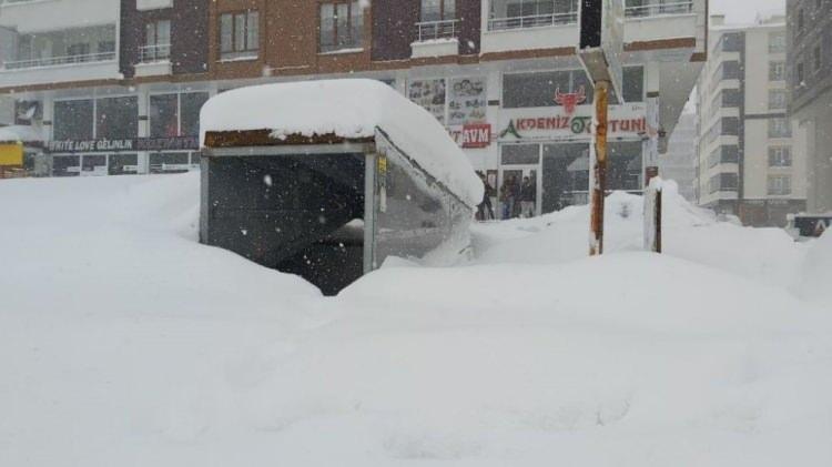 <p>Bitlis’te geçen hafta çarşamba günü başlayan ve aralıklarla etkisini sürdüren kar yağışı, kent merkezinde bir, yüksek kesimlerde ise iki metreyi aştı. Etkisini sürdüren kar yağışı ile birlikte belediyeye ait iş makineleri de yollarda genişletme çalışmalarına başladı.<br />
 </p>
