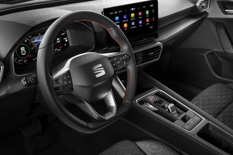 <p><span style="color:rgb(178, 34, 34)"><strong>İLK TAM BAĞLANTI ÖZELLİKLERİNE SAHİP SEAT</strong></span></p>
<p>Yeni SEAT Leon, SEAT'ın eksiksiz bağlantı özelliklerine sahip ilk modeli. Full Link teknolojisiyle kullanıcılar ister Apple CarPlay isterse Android Auto özelliğini kullanarak dijital yaşamlarına da erişebiliyor. Böylece kullanıcılar telefonda bulunan kişi listelerine, müziklerine ya da navigasyon sistemine rahatça ulaşabiliyor.</p>
<p> </p>