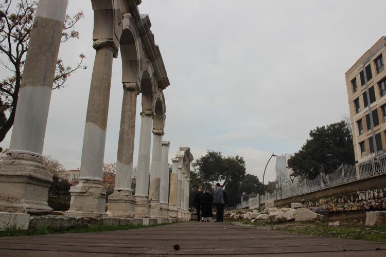 <p>Akhisar&rsquo;ın g&ouml;beğinde İncil&rsquo;de adı ge&ccedil;en 7 kiliseden birinin de bulunduğu Thyateira antik kentindeki Roma d&ouml;nemine ait s&uuml;tunlu caddenin modern şehirle i&ccedil; i&ccedil;e hali g&ouml;renleri kendine hayran bırakıyor.</p>
