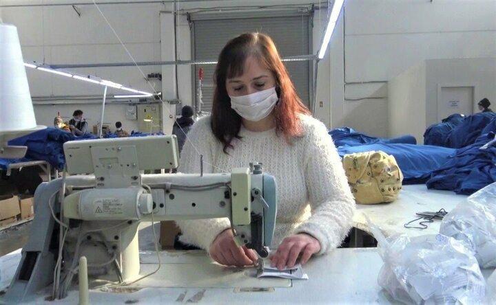 <p>İstanbul, Adıyaman, Denizli, Diyarbakır ve Tekirdağ illerinde ge&ccedil;ici koruma altındaki yabancılara y&ouml;nelik y&uuml;r&uuml;t&uuml;len proje kapsamında meslek sahibi olarak hayatlarında ilk kez para kazanan Azeri, Afgan ve Suriyeli &uuml;&ccedil; kadın, "Proje sayesinde &ouml;zg&uuml;venimiz arttı&rdquo; diyerek T&uuml;rkiye'ye teşekk&uuml;r etti.</p>

<p>&nbsp;</p>
