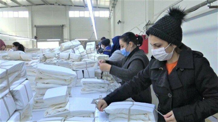 <p>Bu halk eğitim merkezlerinden biri olan Denizli Pamukkale Halk Eğitimi Merkezi b&uuml;nyesinde a&ccedil;ılan &lsquo;&rsquo;D&uuml;z Dikiş Makineci&rsquo;&rsquo; eğitimini başarıyla bitiren 3&rsquo;&uuml; T&uuml;rk, 1&rsquo;i Azeri, 1&rsquo;si Suriyeli ve 1&rsquo;isi de Afgan uyruklu 6 proje yararlanıcısı kadın, tekstil alanında uygun pozisyonlara y&ouml;nlendirilerek istihdama kazandırıldı.</p>
