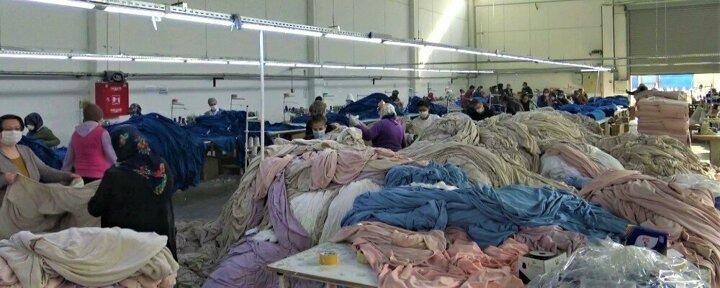 <p>Savaştan ka&ccedil;arak T&uuml;rkiye&rsquo;ye g&ouml;&ccedil; eden 24 yaşındaki Suriyeli Rukiye Hamdi, &ldquo;Mevsimlik iş&ccedil;i olarak birden fazla portakal, nar, kiraz ve t&uuml;t&uuml;n tarlasında &ccedil;alıştım. Savaştan ka&ccedil;arken kendimi kavurucu sıcağın ortasında gece g&uuml;nd&uuml;z tarlada &ccedil;alışırken buldum. Bir mesleğe sahip olmanın hayalini kurarken PEP projesi ile karşılaştım. Sevdiğim mesleği yapmanın yanı sıra aile b&uuml;t&ccedil;eme katkı sağlamanın mutluluğunu yaşıyorum. Meslek sahibi olmanın yanı sıra hem arkadaş hem de para kazandım. T&uuml;rk yetkilikler bize &ccedil;ok iyi davrandı. Onların verdiği destekle meslek &ouml;ğrenip &ouml;zg&uuml;venimi kazandım. Herkese &ccedil;ok teşekk&uuml;r ederim&rsquo;&rsquo; dedi.</p>
