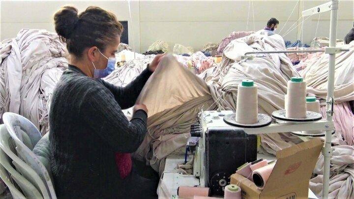 <p>K&uuml;&ccedil;&uuml;k yaştan beri maddi a&ccedil;ıdan bir&ccedil;ok zorlukla m&uuml;cadele ettiğini ifade eden Azeri uyruklu 35 yaşındaki ev hanımı Ayna Sarısoy da, proje sayesinde ekonomik &ouml;zg&uuml;rl&uuml;ğ&uuml;ne kavuştuğunu s&ouml;yledi. Kendi ayaklarının &uuml;zerine durabildiğini ifade eden Sarısoy, ş&ouml;yle konuştu:</p>
