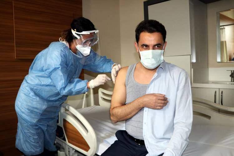 <p>METAL ALERJİSİ OLAN AŞI OLMAMALI MI?</p>
<p>Metal alerjisi olanların aşı olmasıyla ilgili konuşan Prof. Dr. Arman, “Çeşitli metallerle ciltte oluşan reaksiyonlarının “metal alerjisi” olarak tanımlandığını düşünüyorum. Ancak bu aşının kontrendikasyonları (olumsuz durumlara yol açabilecek yan etkileri) arasında metal alerjisi gibi bir tanımlama yer almıyor” diye konuştu.</p>