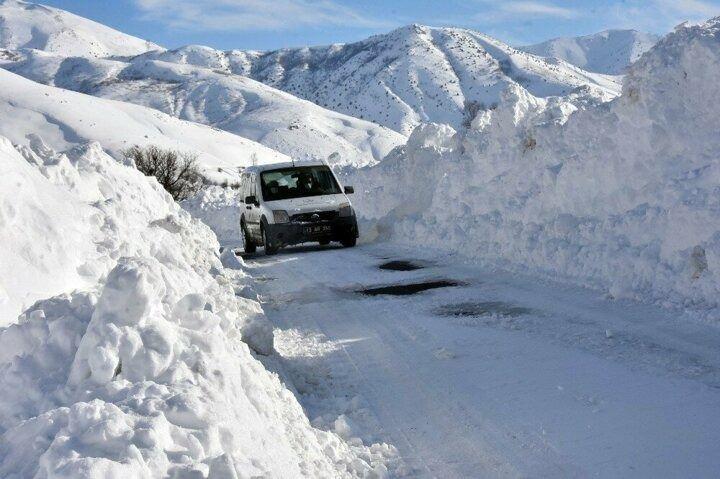 <p>Korona vir&uuml;sle m&uuml;cadele kapsamında Bitlis&rsquo;in Tatvan il&ccedil;esine bağlı &Ccedil;alıd&uuml;z&uuml; k&ouml;y&uuml;ne giden mobil sağlık ekibi, tulum, eldiven ve maskelerle hem kendilerini hem de vatandaşları pandemiye karşı koruma altına alıyor.</p>
