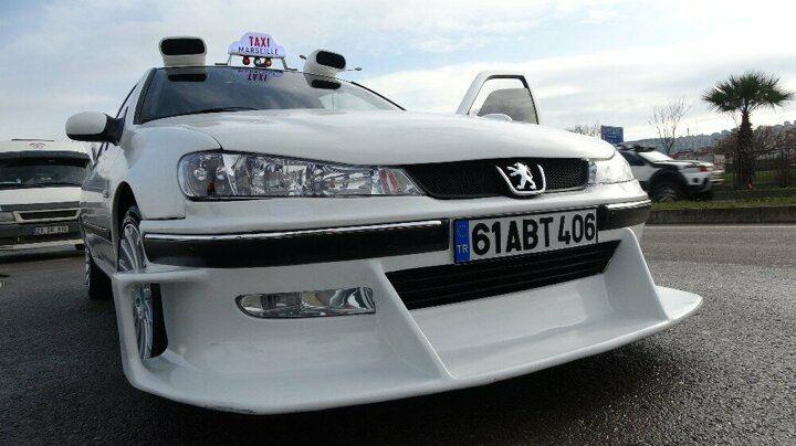 <p>Modifiyesi ile dikkatlerin üzerine çeken otomobilden etkilenen Trabzonlu Fatih Malkoç (28) hayalini gerçekleştirmek için Peugeot markasının 406 modelini satın aldı.</p>
