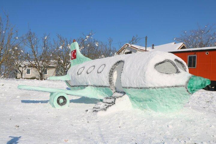 <p>Serdivan il&ccedil;esi &Ccedil;ubuklu Mahallesi&rsquo;nde yaşayan İbrahim Kurt, yoğun kar yağışının ardından evinin bah&ccedil;esinde biriken karları bir araya getirerek u&ccedil;ak yaptı.</p>
