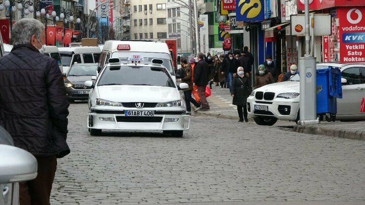 <p>“Çocukluğumdan beri bu otomobili yapmak benim hayalimdi. Hayalimi gerçekleştirdim. Çok ilgi topladı. Arabayı orijinal haliyle aldık. Kendi el işçiliğimizle bu hale getirdik. Her yerinde el işçiliği var. Kendi el işçiliğimiz olduğu için net bir fiyat yok ama dışarıdan bunu yapmaya kalkışırsalar 35-40 bin TL tutabilir. Filminden çok etkilenmiştim yapmayı başardım.</p>
