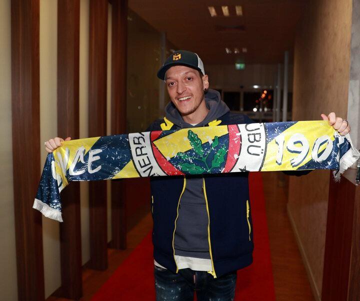<p>Fenerbahçe, Arsenal ile yollarını ayıran dünyaca ünlü yıldız oyuncu Mesut Özil ile 3.5 yıllık anlaşma sağladı. Resmi imzalar için oyuncuyu İstanbul'a getiren sarı-lacivertlilerde, Mesut Özil transferi dünya basınında geniş yer buldu.</p>

<p>Fenerbahçe'nin Mesut Özil'i kadrosuna katması, dünya basınında yankı uyandırdı. İşte Mesut hakkında yapılan o haberler:</p>
